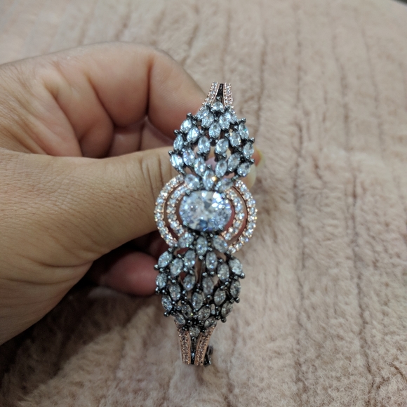 Bracelet - Picture 1 of 4